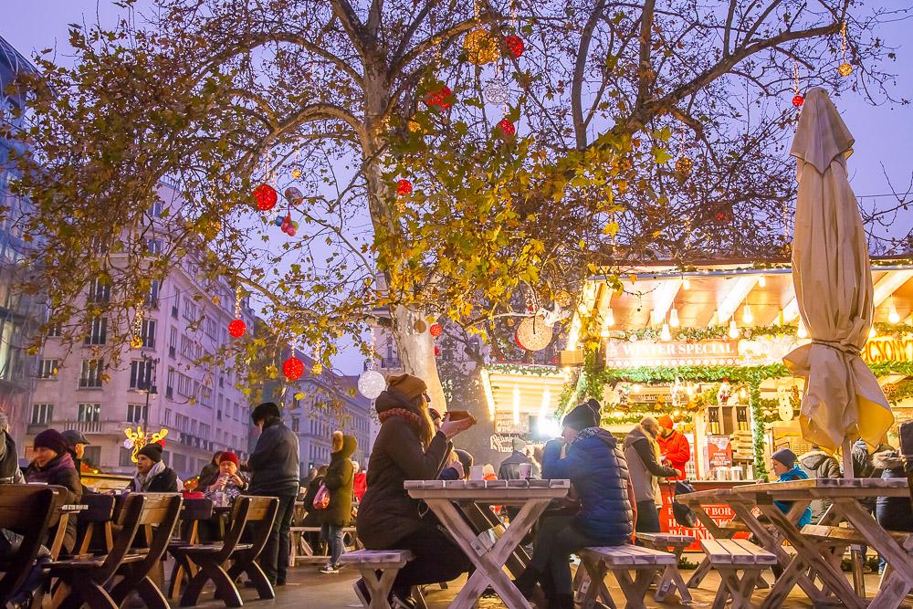 christmas market budapest Vörösmarty Square