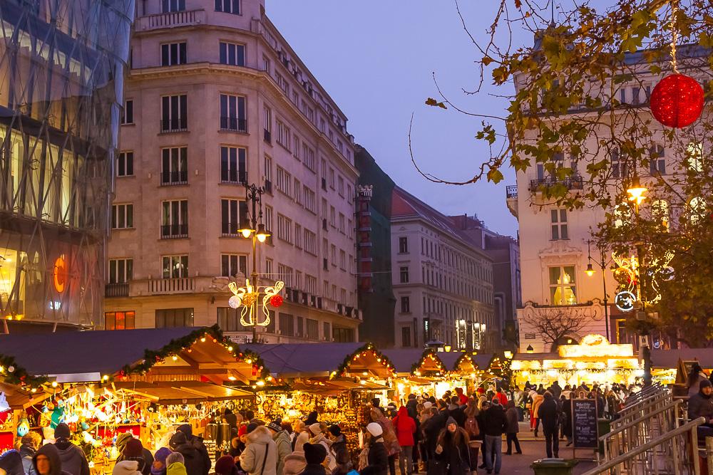 christmas market budapest Vörösmarty Square