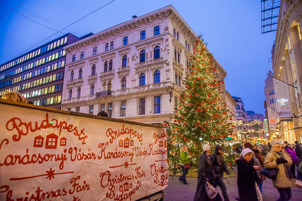 christmas market budapest Vörösmarty Square