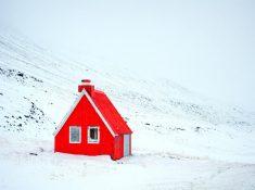 mountain-pass-cabin-iceland