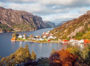 roligheten ana-sira norway in fall autumn