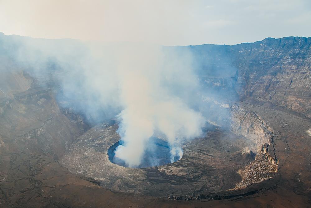 Nyiragongo-vuoren huippu Kongon tulivuori päivänvalossa